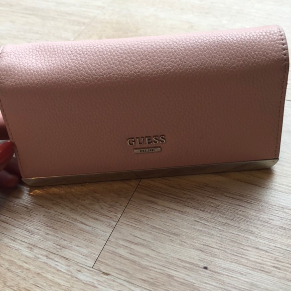 Guess🌸👛 - Picture 2 of 5